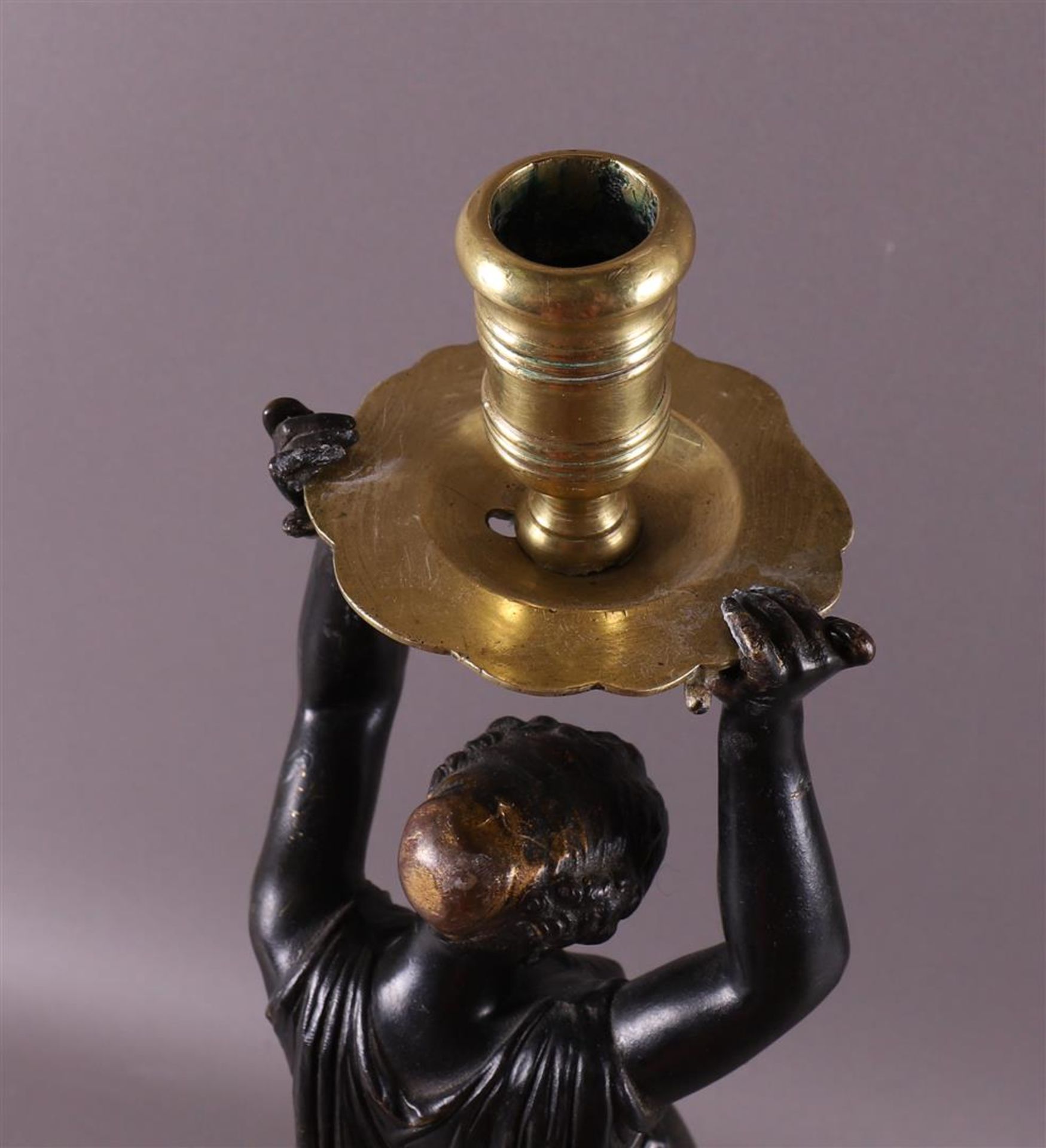 A bronze Greek woman with a candlestick above her head, after an antique example - Bild 3 aus 6