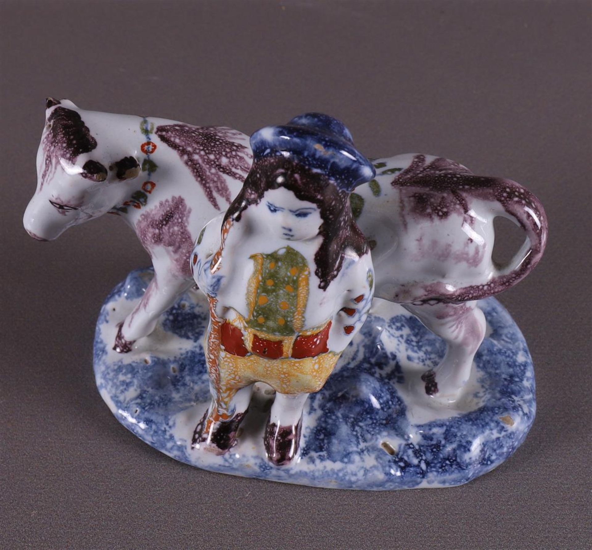 A polychrome Delft earthenware farmer with a cow, 20th century. - Image 5 of 7