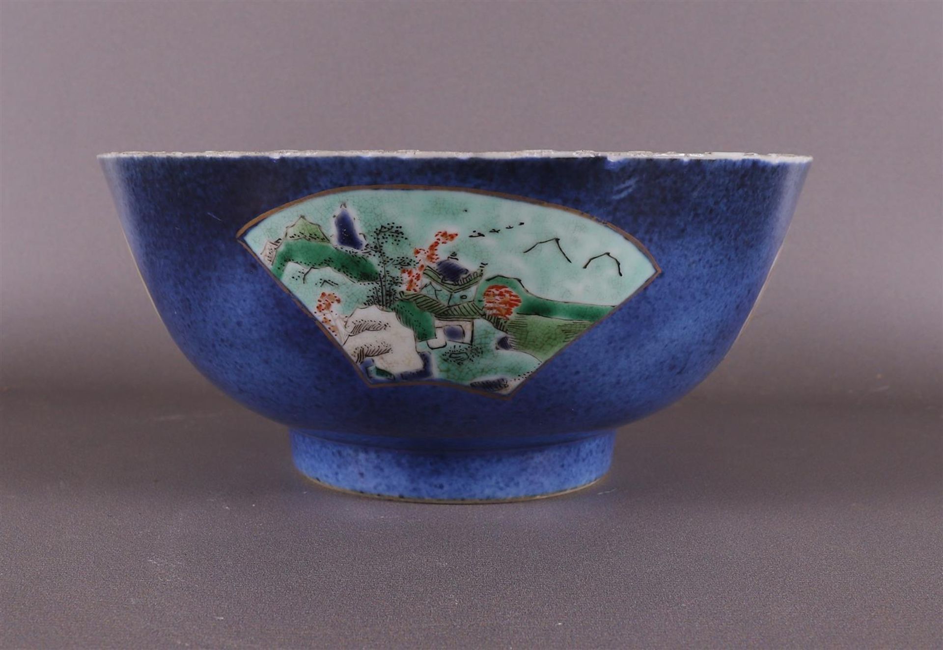 A porcelain famille verte bowl with 'poudre bleu' ground, China, Kangxi, ca 1700 - Bild 2 aus 8
