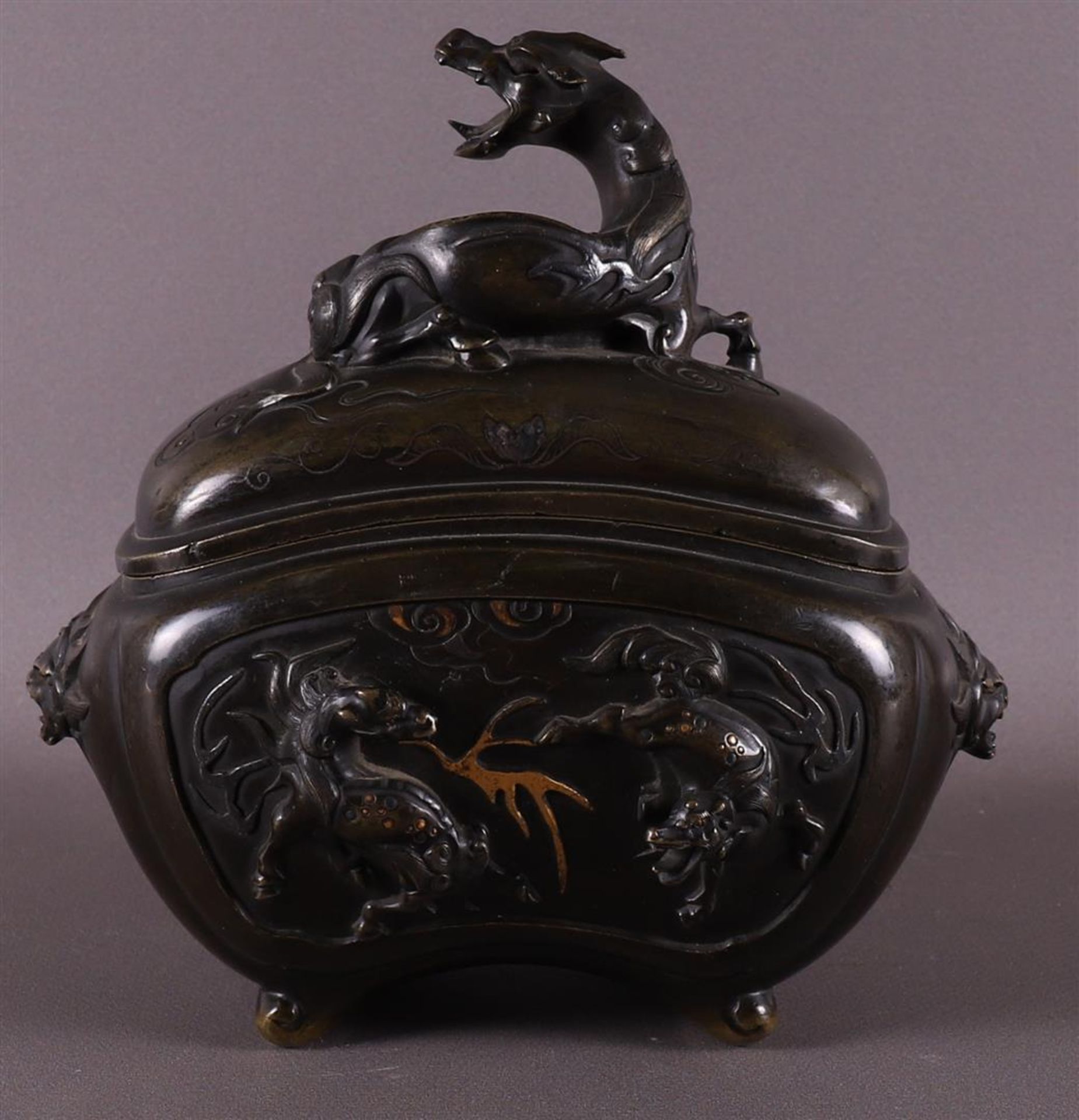 A brown patinated koro with dragon heads for ears, China, 2nd half 19th century. - Bild 3 aus 9
