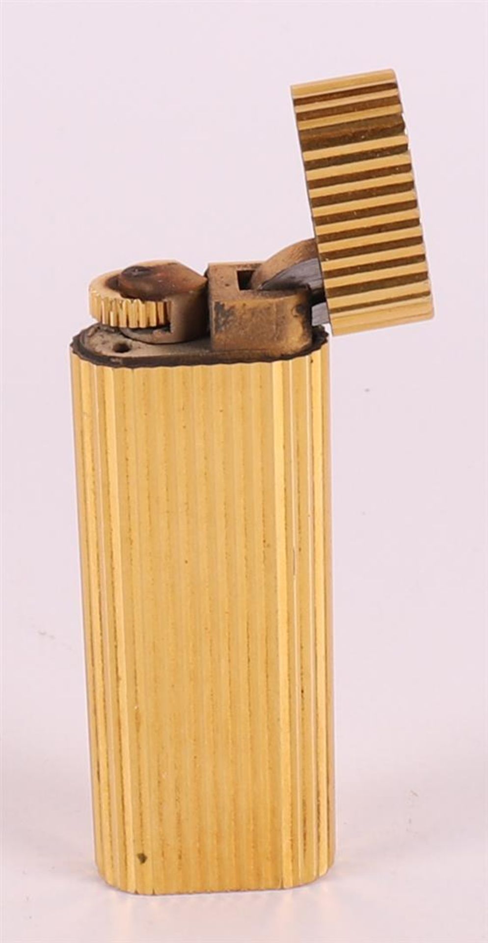 A gold-plated cigarette lighter, marked 'Cartier, Paris 'E 46828', height h 7 x w 2.5 cm. - Bild 2 aus 4