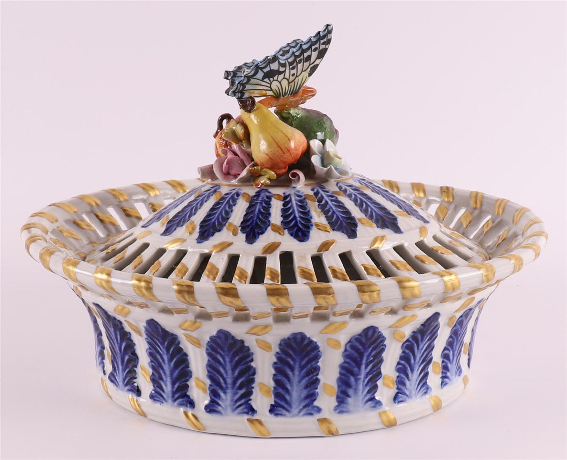 An oval porcelain lidded basket with openwork edge, France, Sèvres, 20th century. Polychrome - Bild 3 aus 9