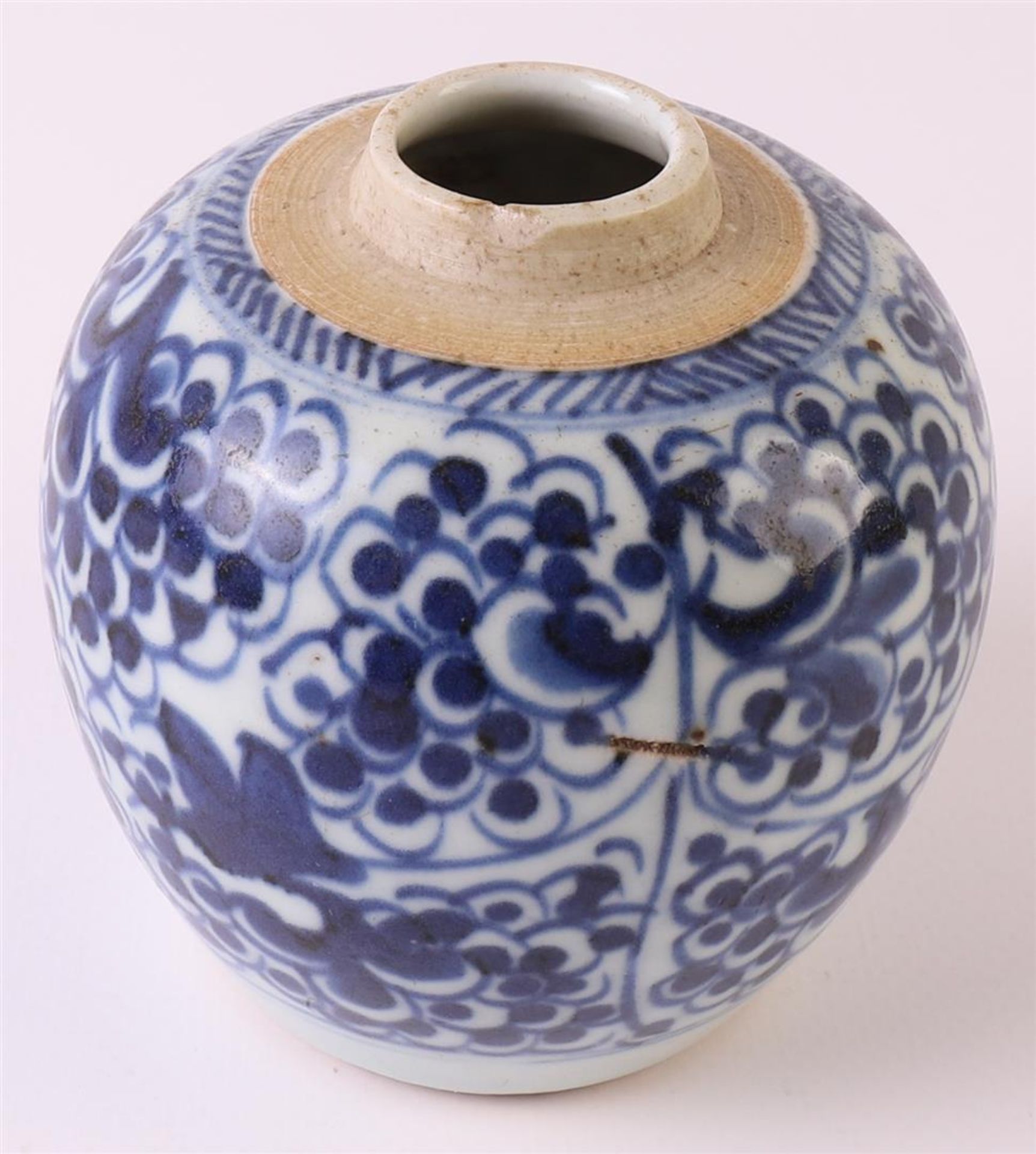 A blue/white porcelain spherical vase, China, Kangxi, around 1700. Blue underglaze decor of - Bild 8 aus 9