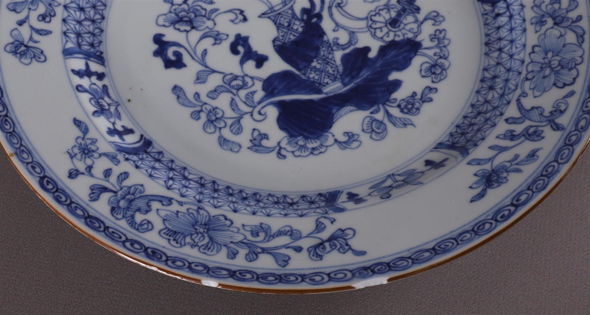 A set of blue/white porcelain dishes, China, Kangxi, early 18th century. Blue underglaze decor of - Bild 8 aus 11