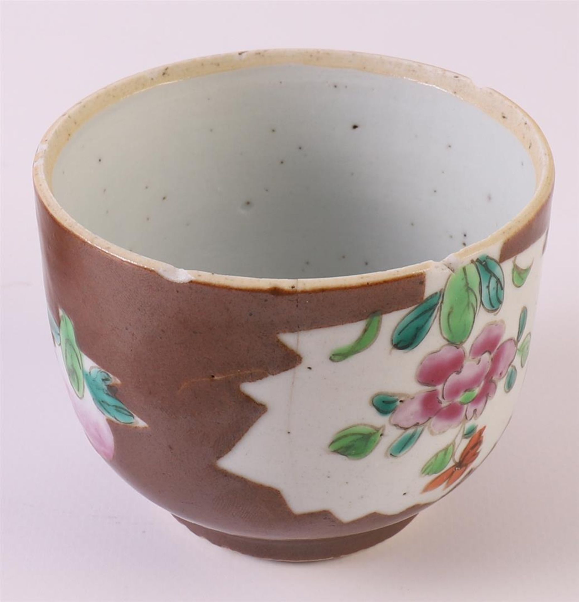A porcelain famille rose lidded jar on capucine ground, so-called Batavia ware, China, Qianlong, - Bild 10 aus 11
