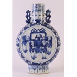 A blue/white porcelain moon bottle with handles, China, around 1800. Blue underglaze decor of five