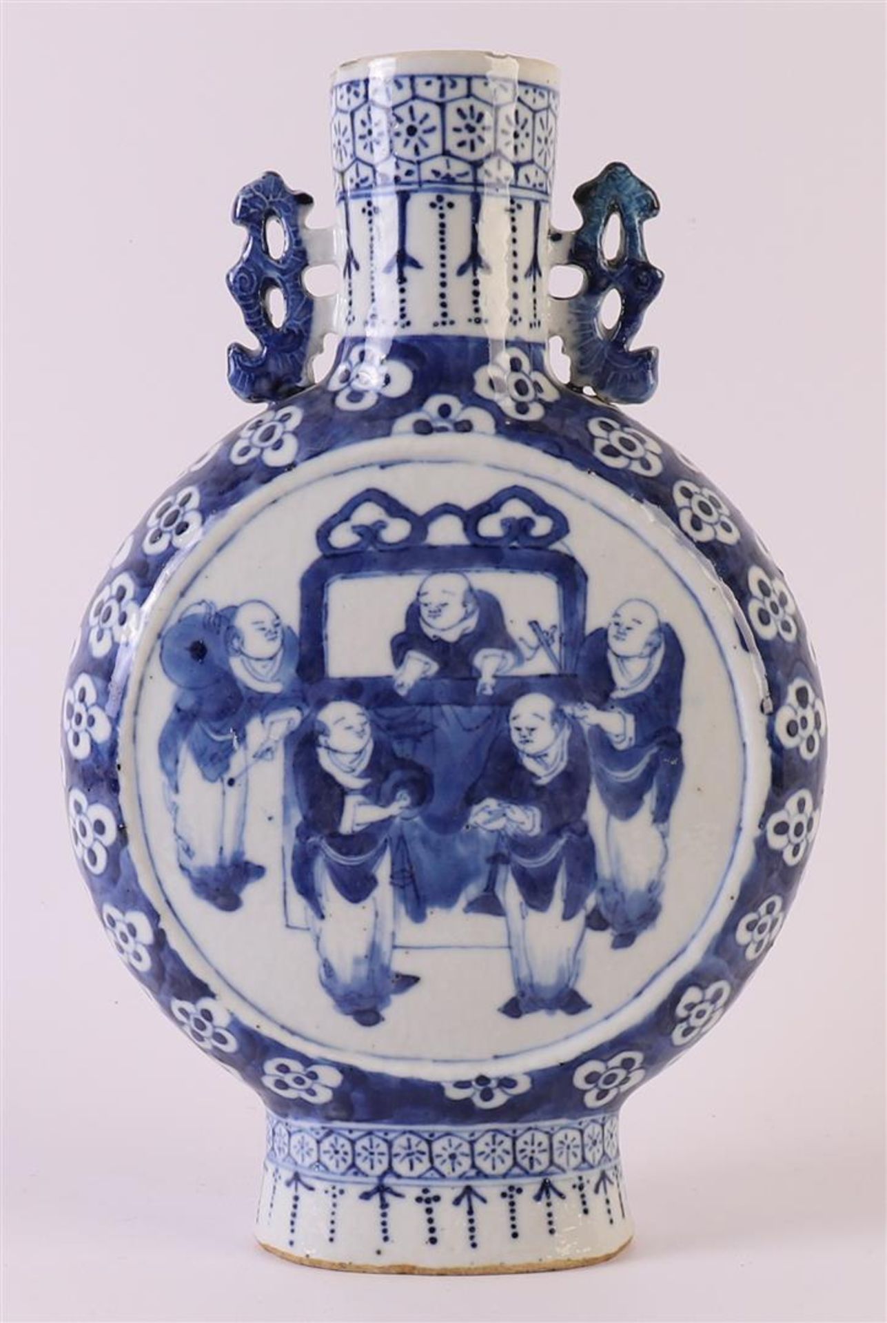 A blue/white porcelain moon bottle with handles, China, around 1800. Blue underglaze decor of five