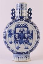 A blue/white porcelain moon bottle with handles, China, around 1800. Blue underglaze decor of five