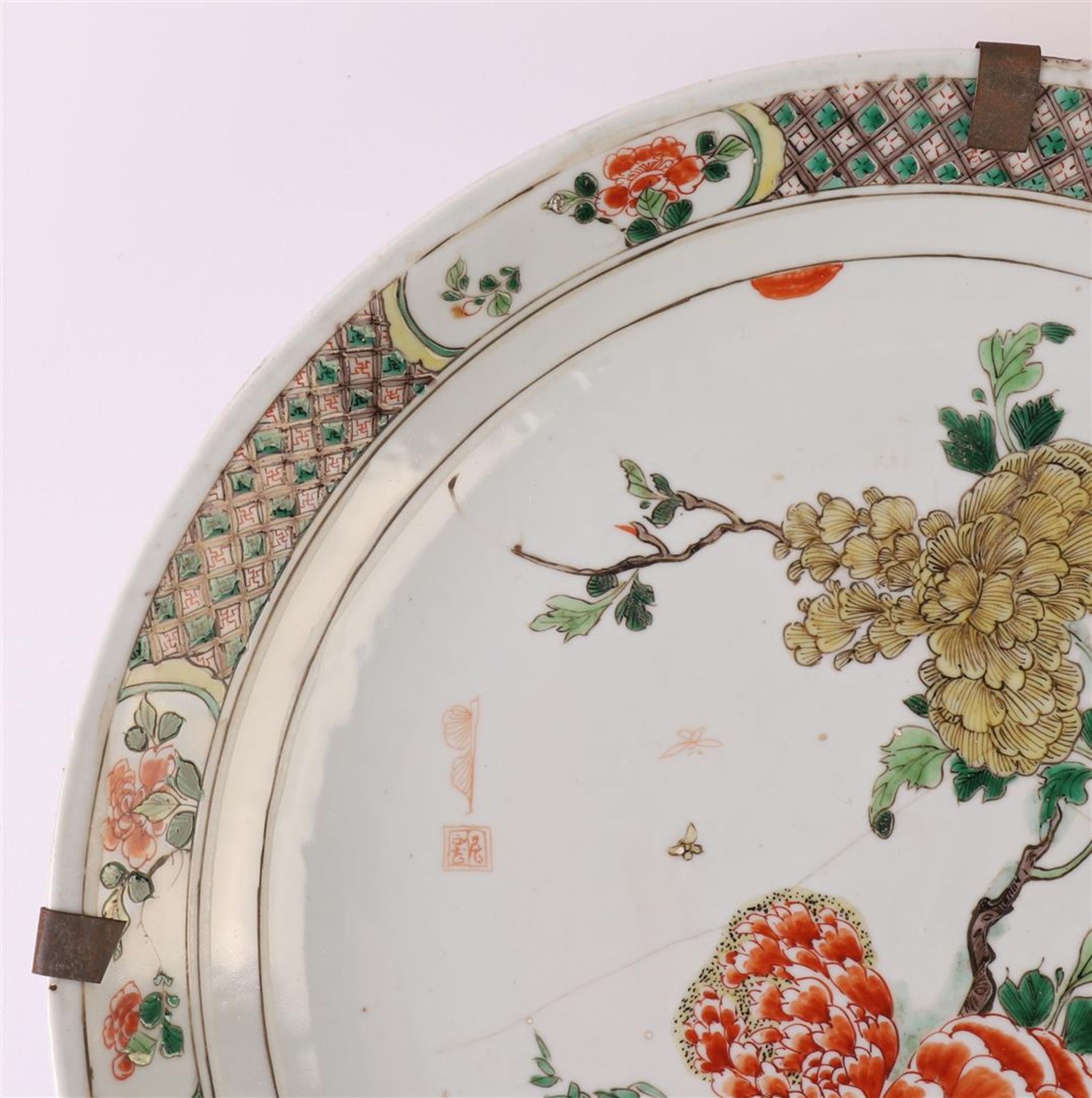 A porcelain famille verte dish, China, Kangxi, around 1700. Polychrome decor of peonies and flora on - Bild 2 aus 11