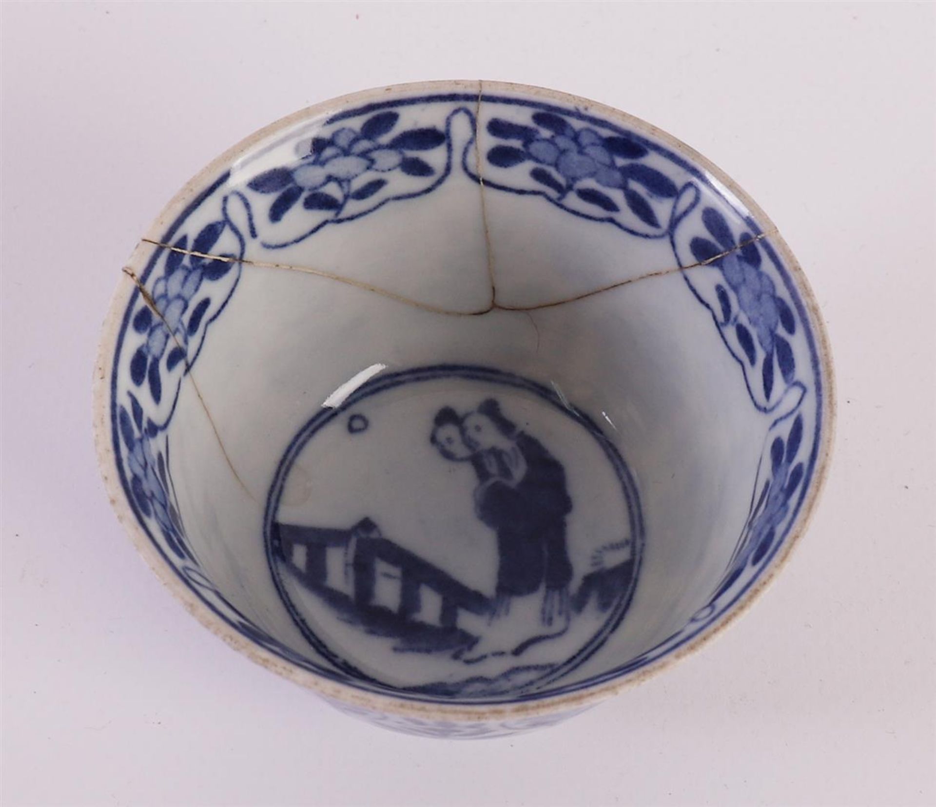 Twelve blue/white porcelain cups and saucers, China, late 19th century. Blue underglaze floral - Bild 17 aus 20