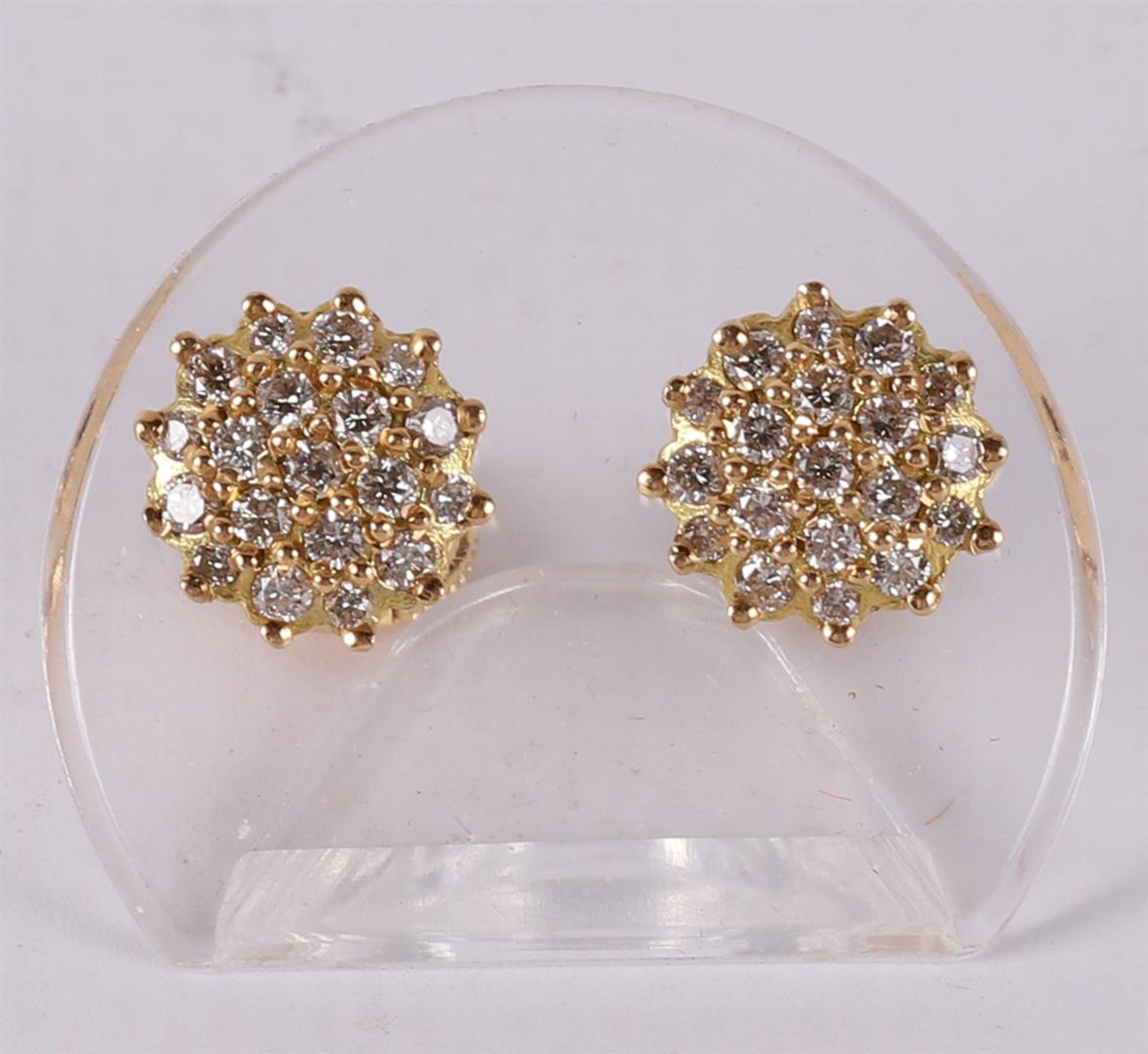 A pair of 18 kt 750/1000 gold stud earrings with 38 diamonds of a total of 0.80 crt H-SI.