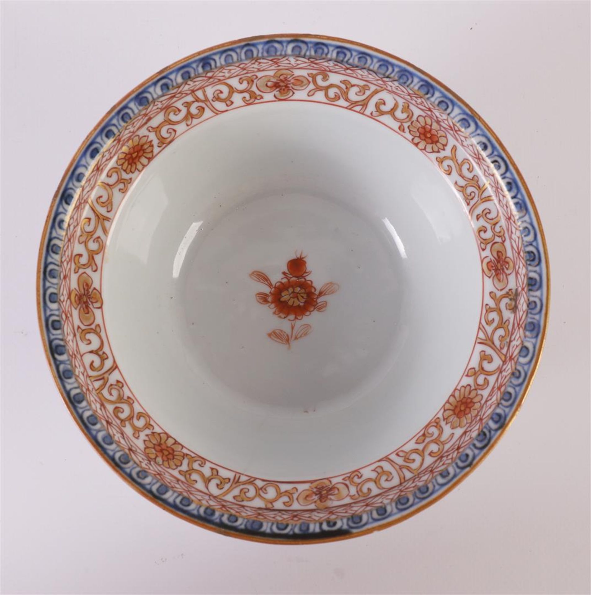 A porcelain hooded bowl, China, Qianlong 18th century. Blue/red, partly gold heightened floral - Image 6 of 8