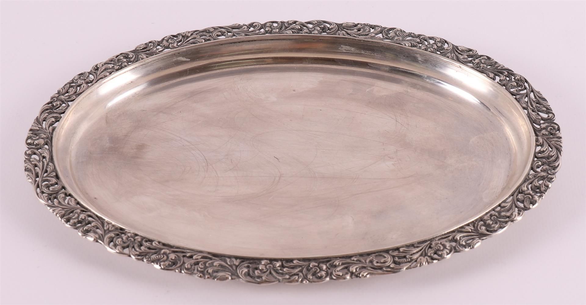 An oval second grade 835/1000 silver platter with floral openwork edge, year letter 1947, 254 grams, - Image 2 of 3