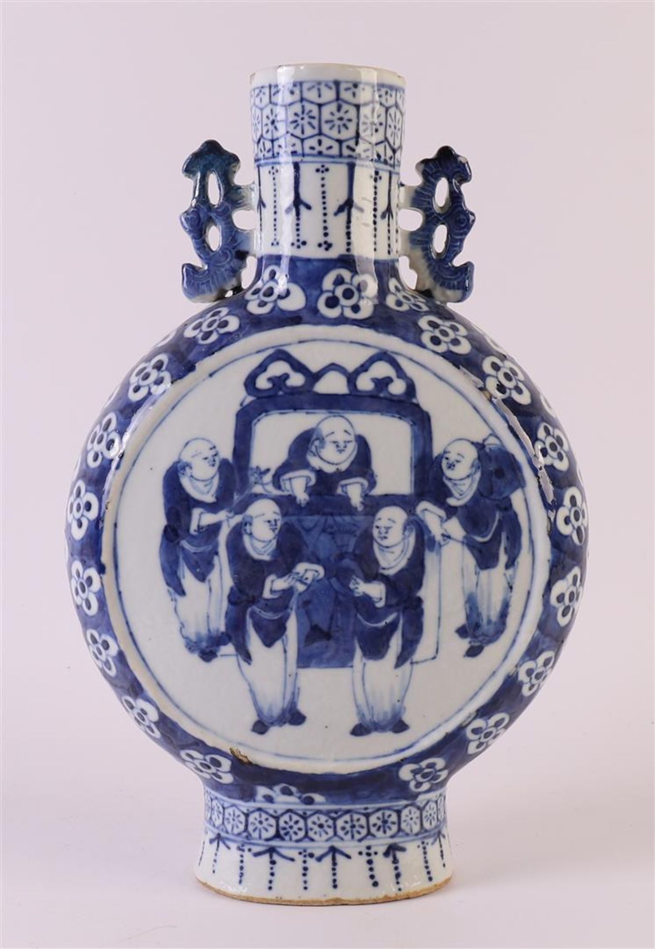 A blue/white porcelain moon bottle with handles, China, around 1800. Blue underglaze decor of five - Bild 2 aus 9