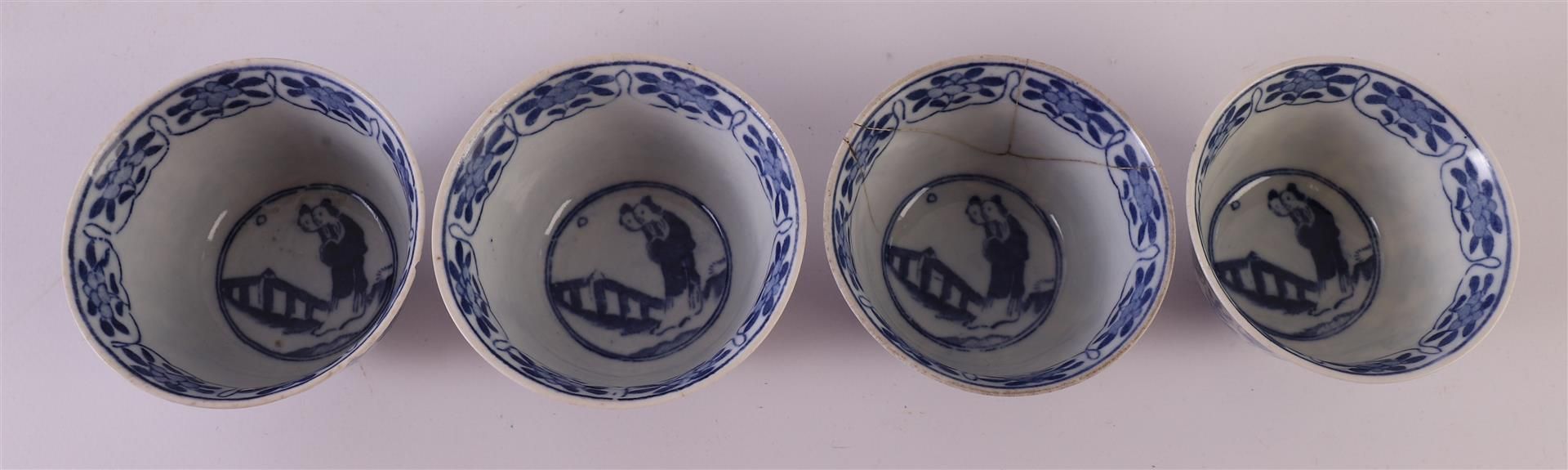 Twelve blue/white porcelain cups and saucers, China, late 19th century. Blue underglaze floral - Bild 16 aus 20