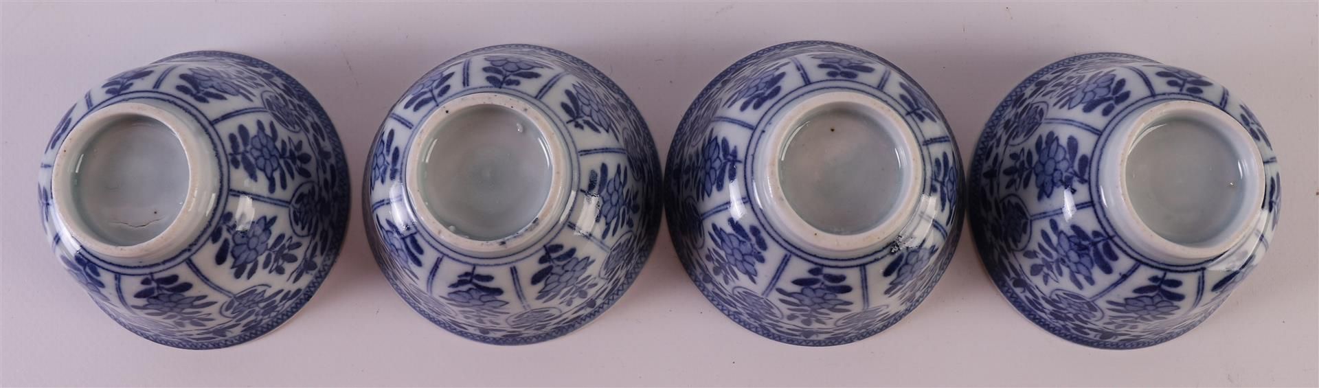 Twelve blue/white porcelain cups and saucers, China, late 19th century. Blue underglaze floral - Bild 14 aus 20