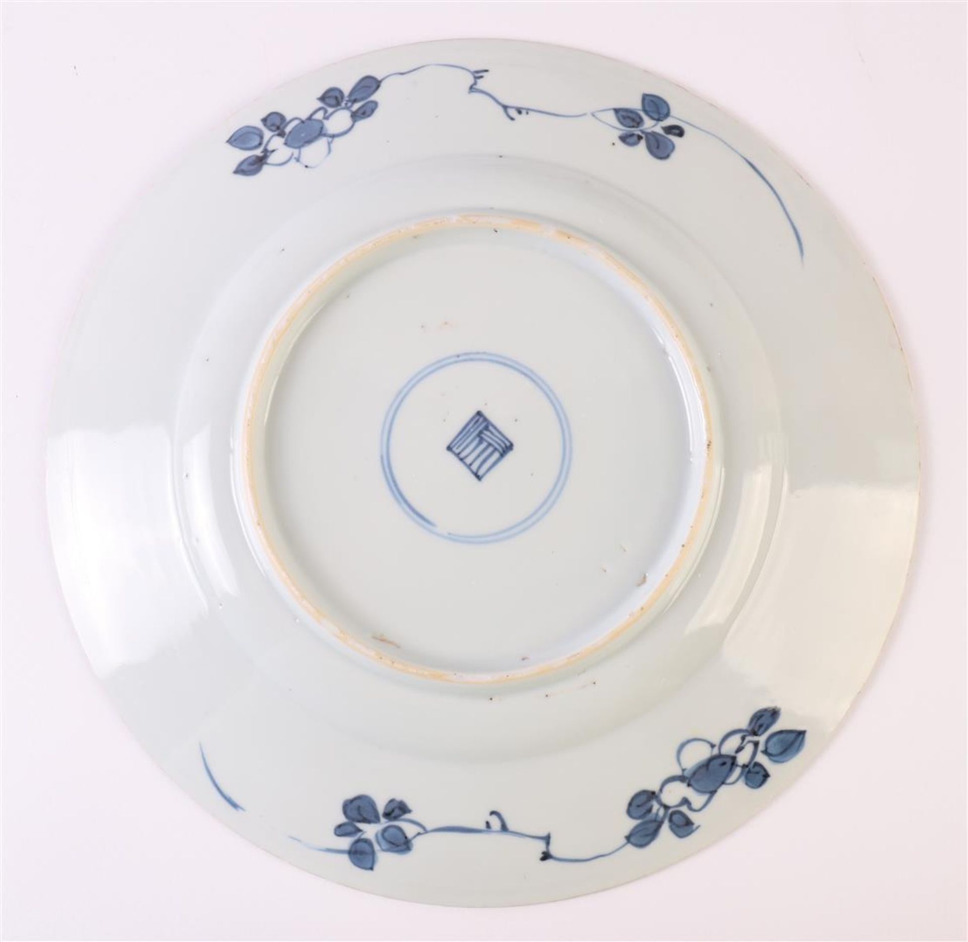 Two blue/white porcelain plates, China, Kangxi, around 1700. Blue underglaze floral decor, Ø 21 - Bild 4 aus 15