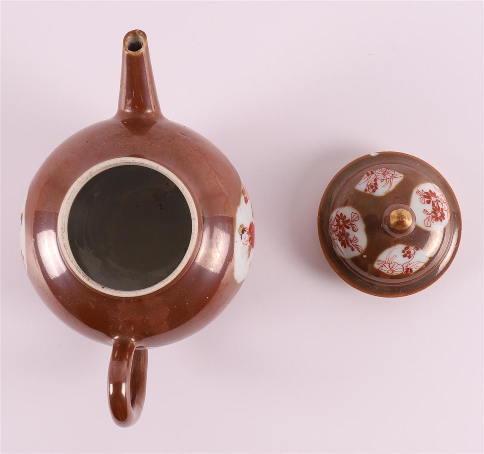 A porcelain teapot with 'rouge de fer' decor of long ledge in a garden on capucine ground, China, - Bild 5 aus 10