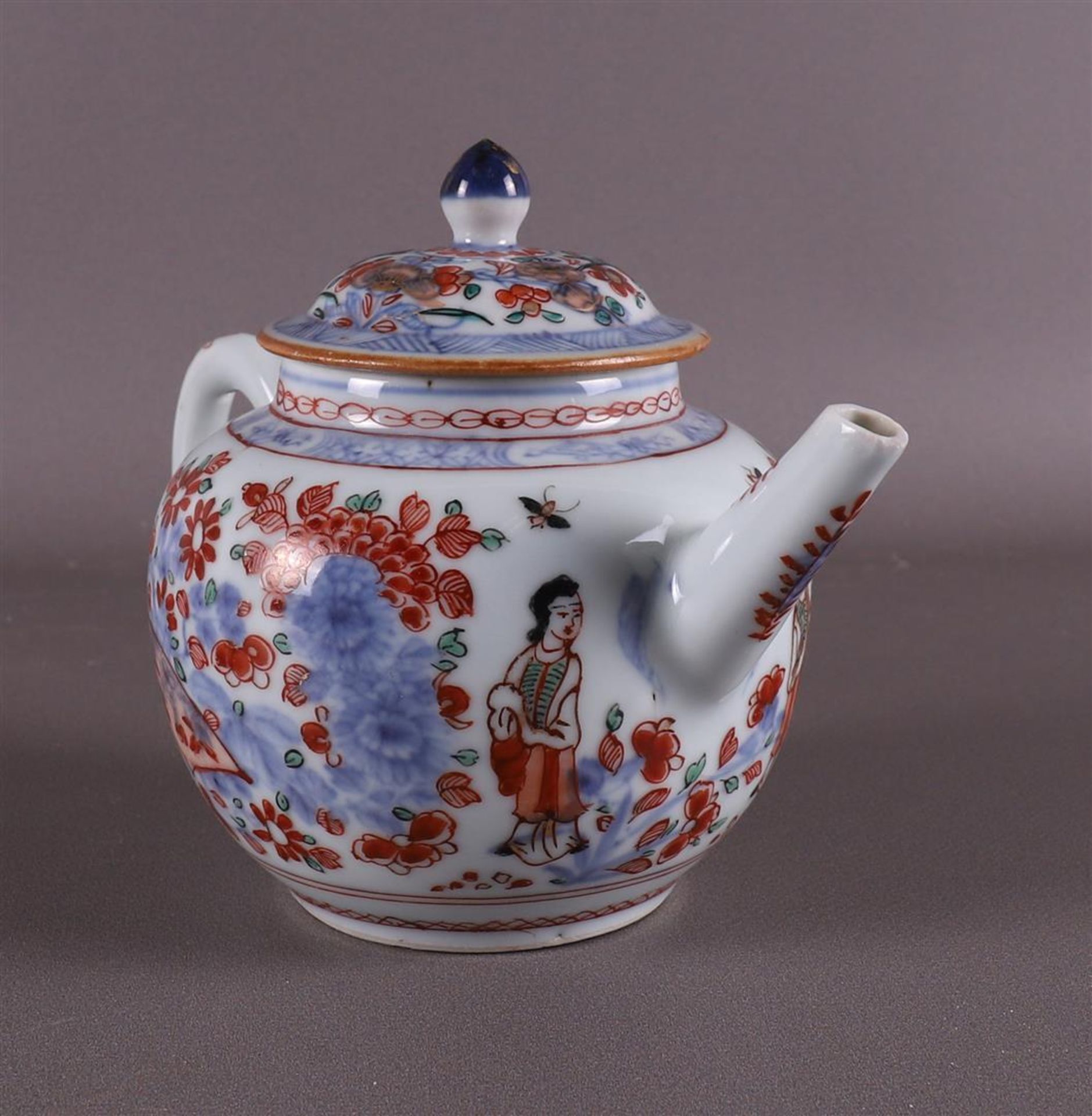 A spherical porcelain Amsterdam variegated teapot, China, 18th century. Polychrome decoration of a - Bild 5 aus 13