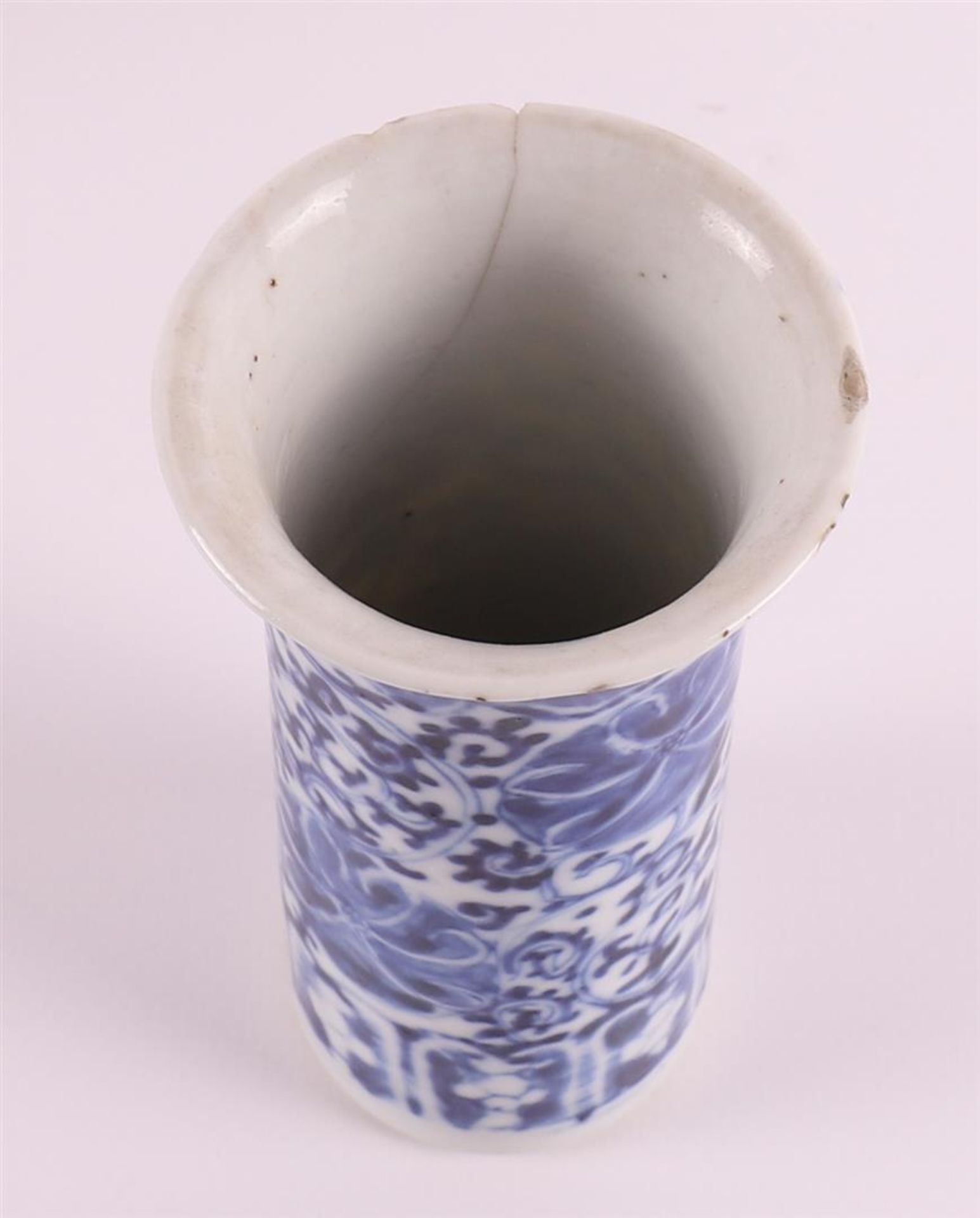 A blue/white porcelain spittoon, China, Qianlong 18th century, h 13 cm (restored). Here are two - Image 6 of 12
