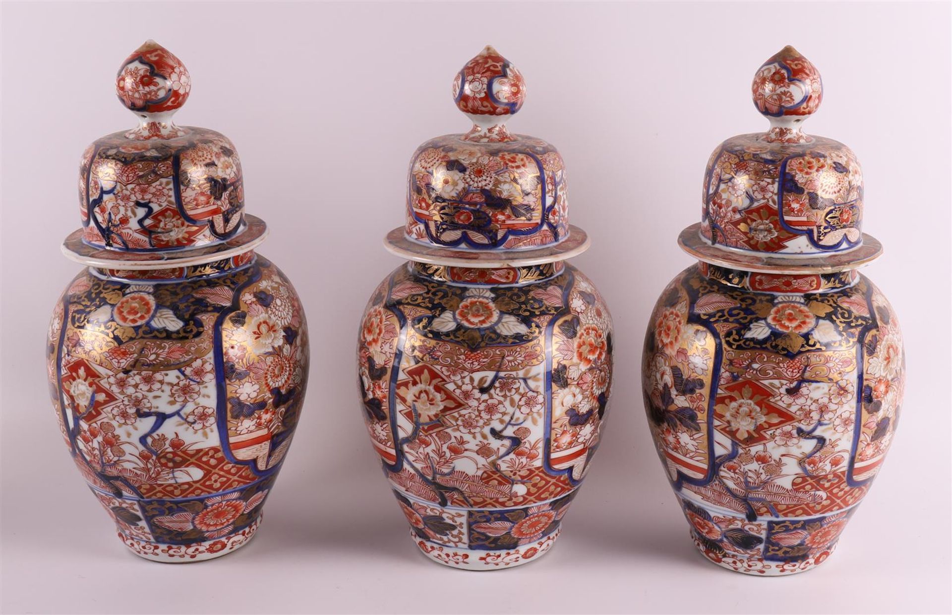 A five-piece porcelain Imari cabinet set, consisting of: three lidded vases and two vases with - Image 4 of 17