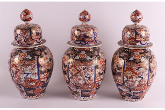 A five-piece porcelain Imari cabinet set, consisting of: three lidded vases and two vases with - Bild 4 aus 17