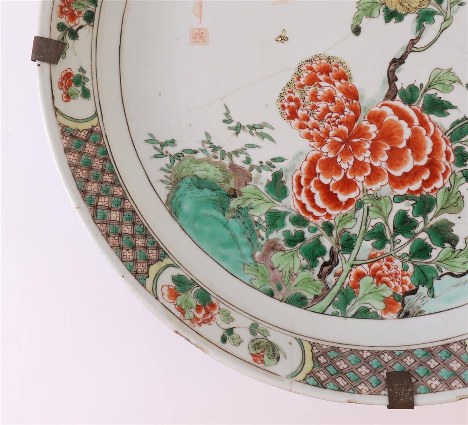 A porcelain famille verte dish, China, Kangxi, around 1700. Polychrome decor of peonies and flora on - Bild 4 aus 11