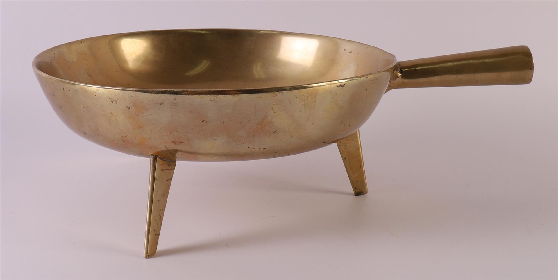 A bronze pan on tripod, 18th century, h 10 x Ø 24 cm (without stem). Here is a cast iron coal - Image 2 of 7