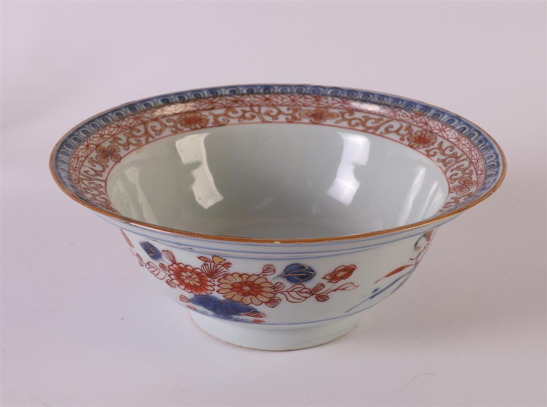 A porcelain hooded bowl, China, Qianlong 18th century. Blue/red, partly gold heightened floral - Image 5 of 8