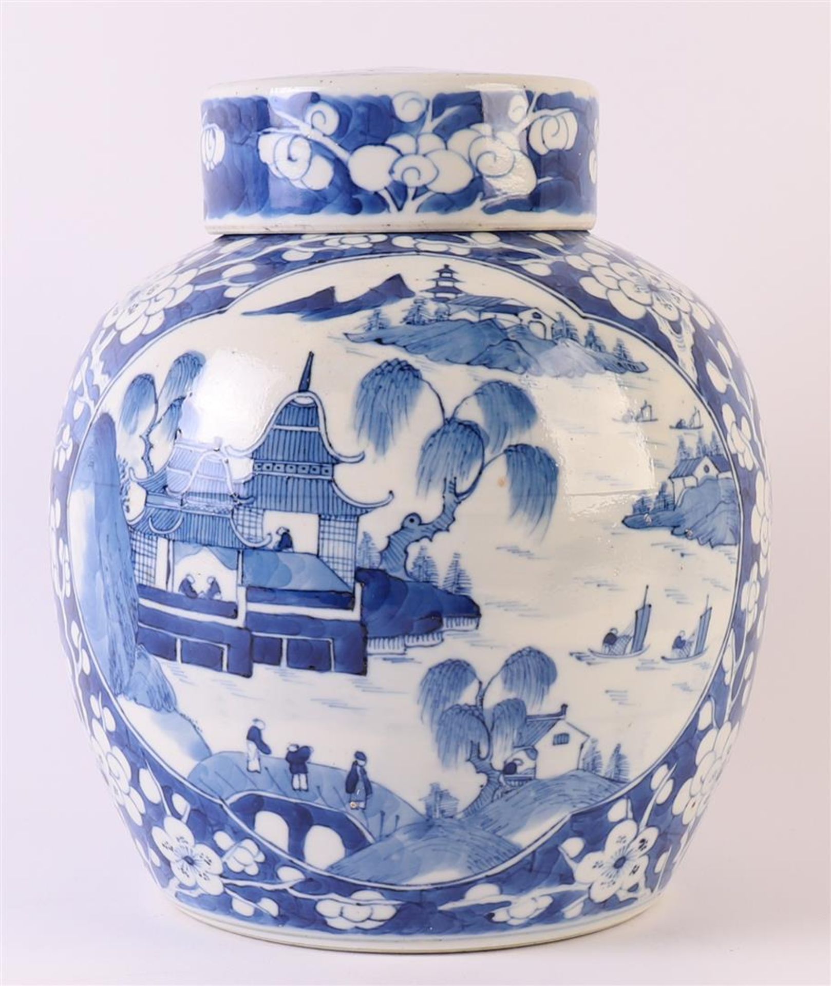 A blue/white porcelain ginger jar with lid, China, 19th century. Blue underglaze decor of a