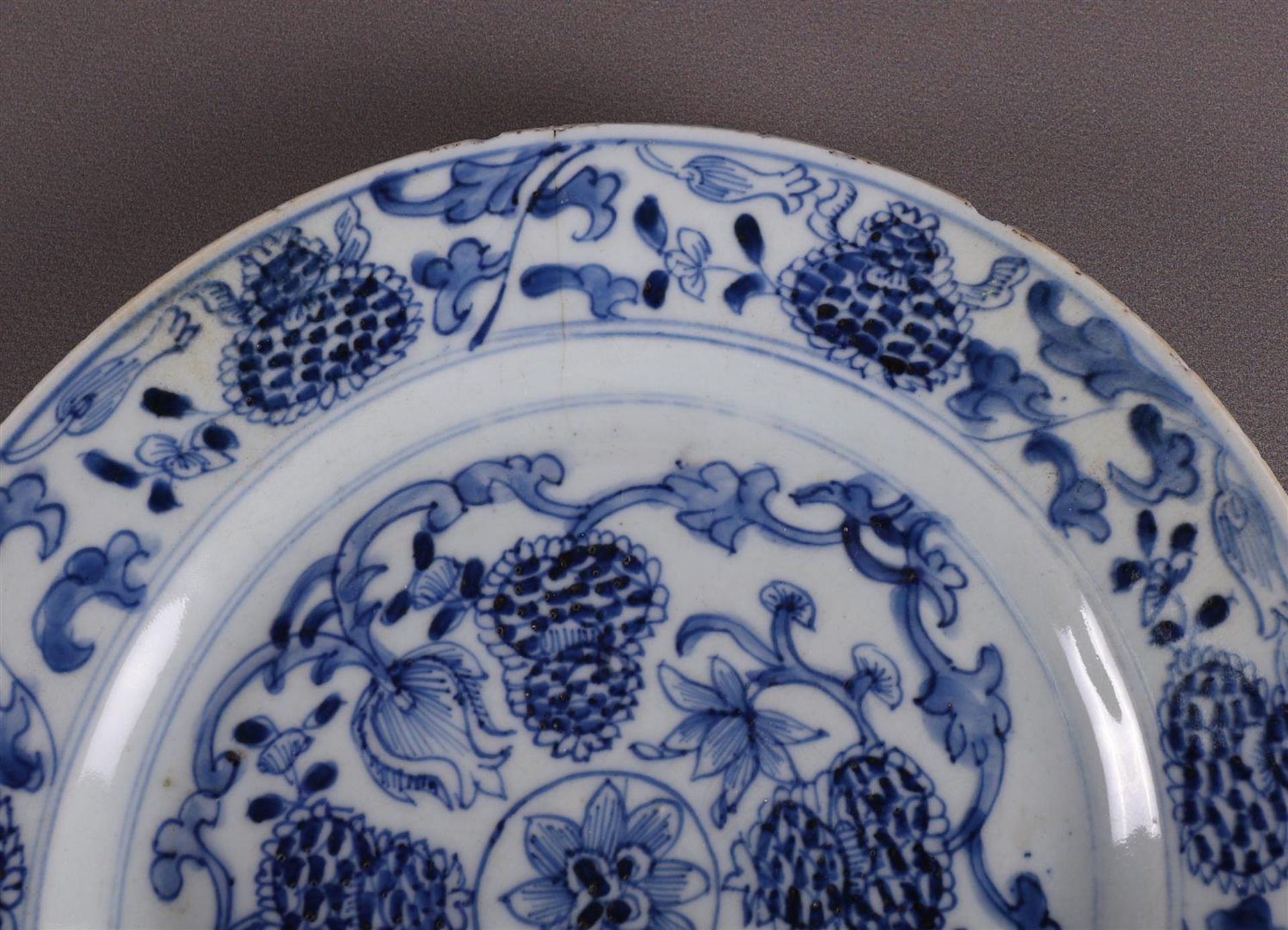 Two various blue/white porcelain plates, China, 18th century. Blue underglaze floral decoration on - Bild 11 aus 11