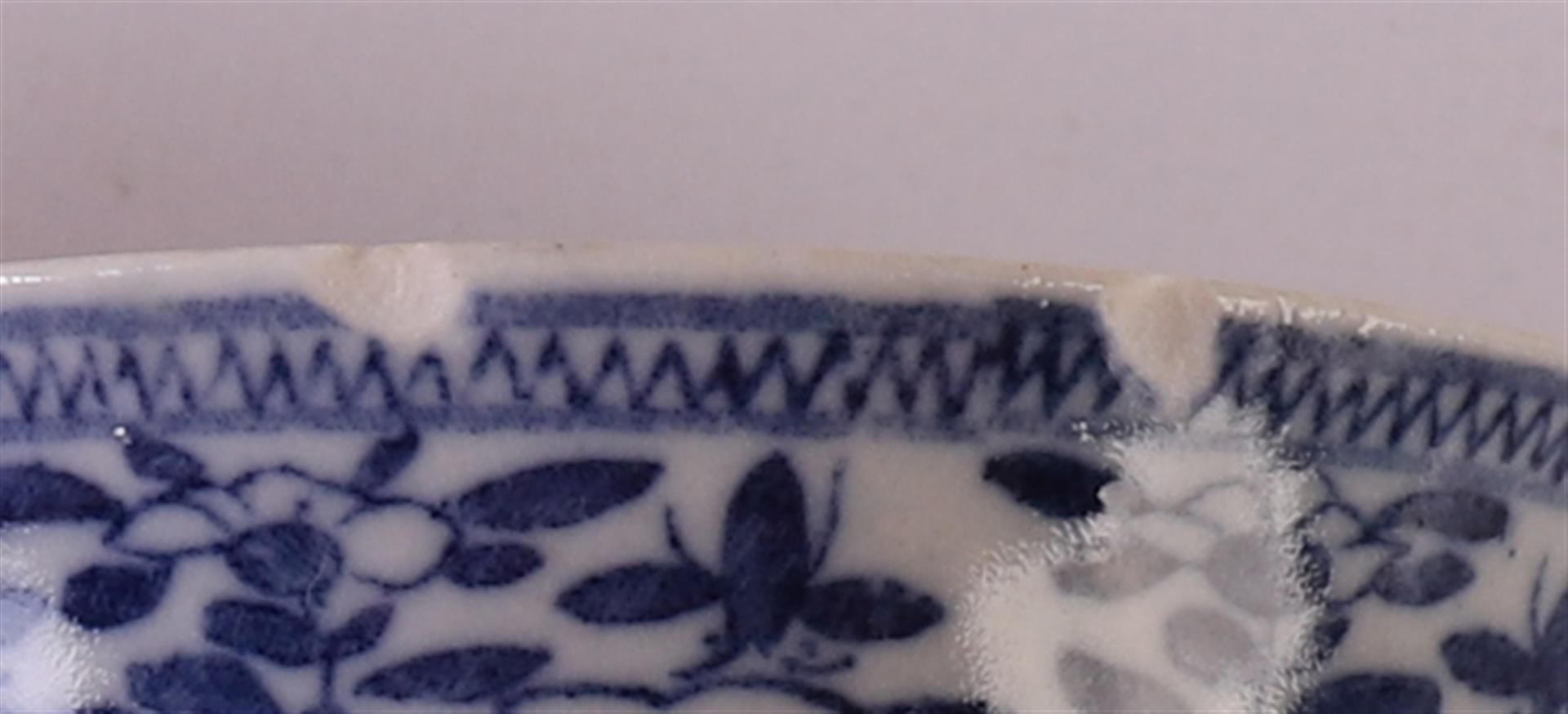 Twelve blue/white porcelain cups and saucers, China, late 19th century. Blue underglaze floral - Bild 18 aus 20