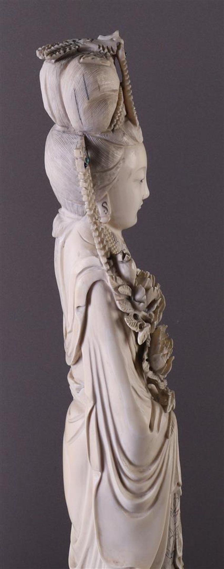 A carved ivory emperor and empress, China, Xuantong (1909-1911), h53 cm, 3227 grams, signed on the - Image 15 of 25