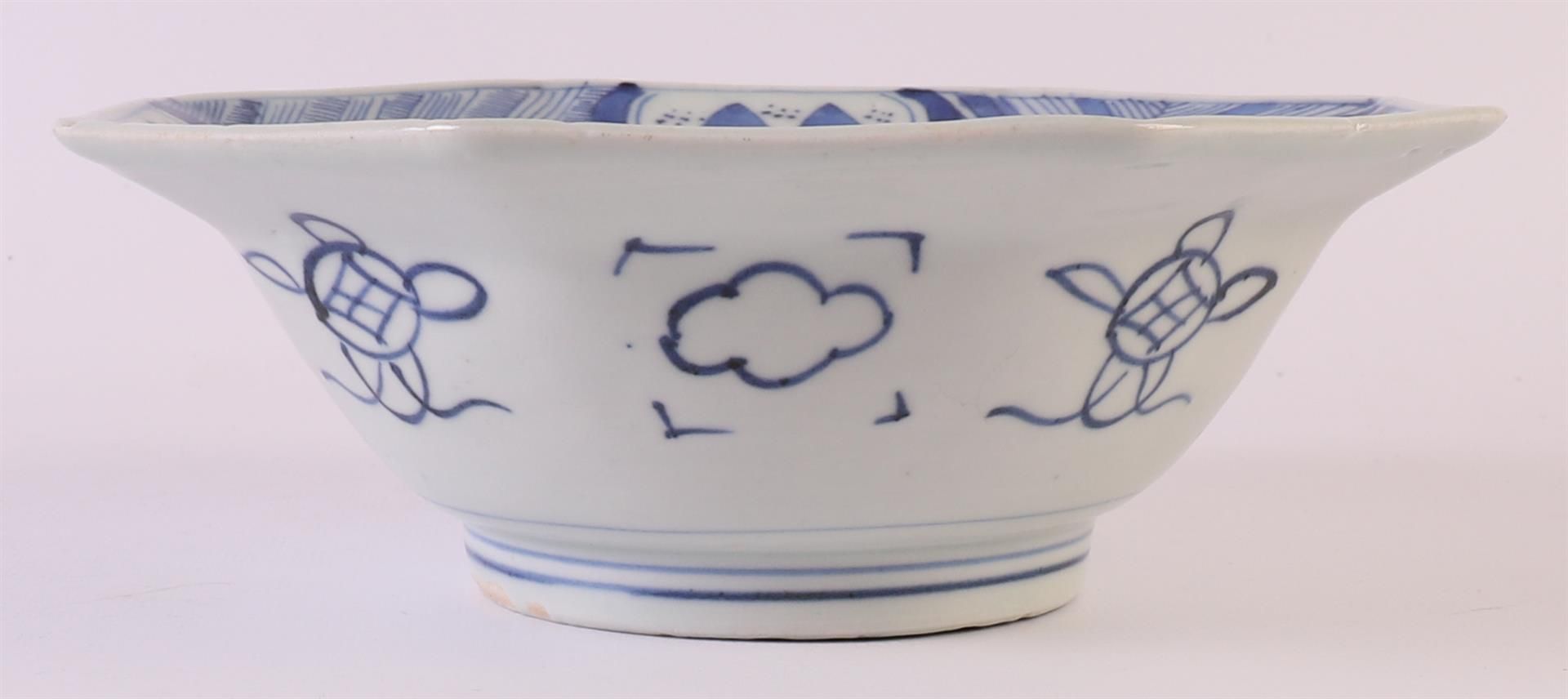 An octagonal blue/white porcelain hooded bowl, China, around 1800. Blue underglaze decor of a crow - Bild 5 aus 7
