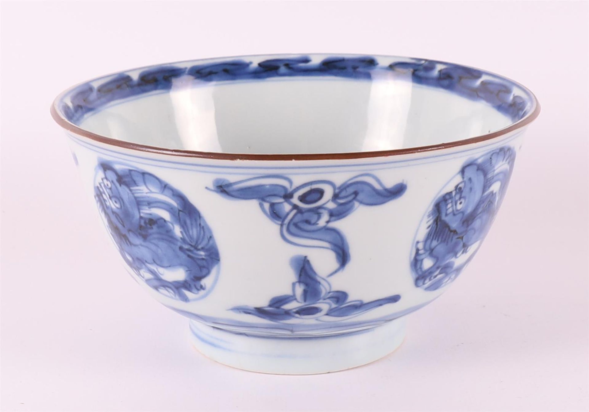 A blue/white porcelain bowl on stand ring, China, Kangxi, around 1700. Blue underglaze floral - Bild 2 aus 8