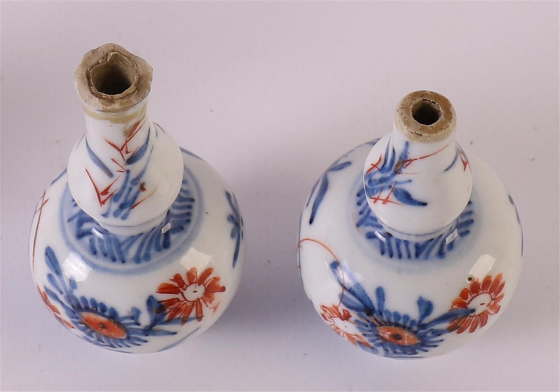 A lot of various etagère porcelain, including Imari and rouge de fer cups, China, including 18th - Bild 5 aus 14