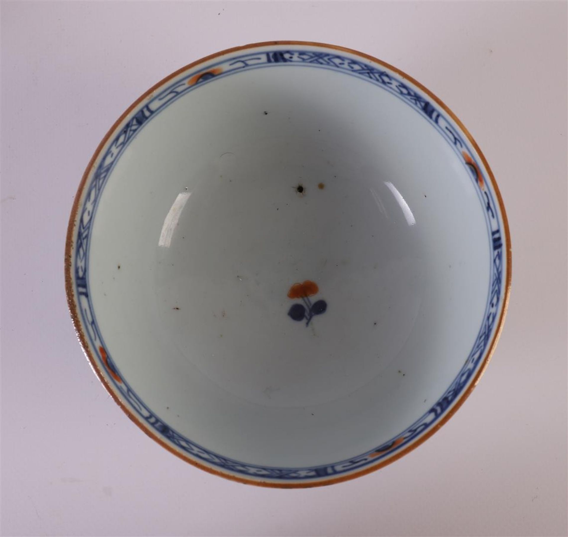 A set of porcelain Chinese Imari bowls on a stand, China, Qianlong, 18th century. Blue/red, partly - Image 6 of 10