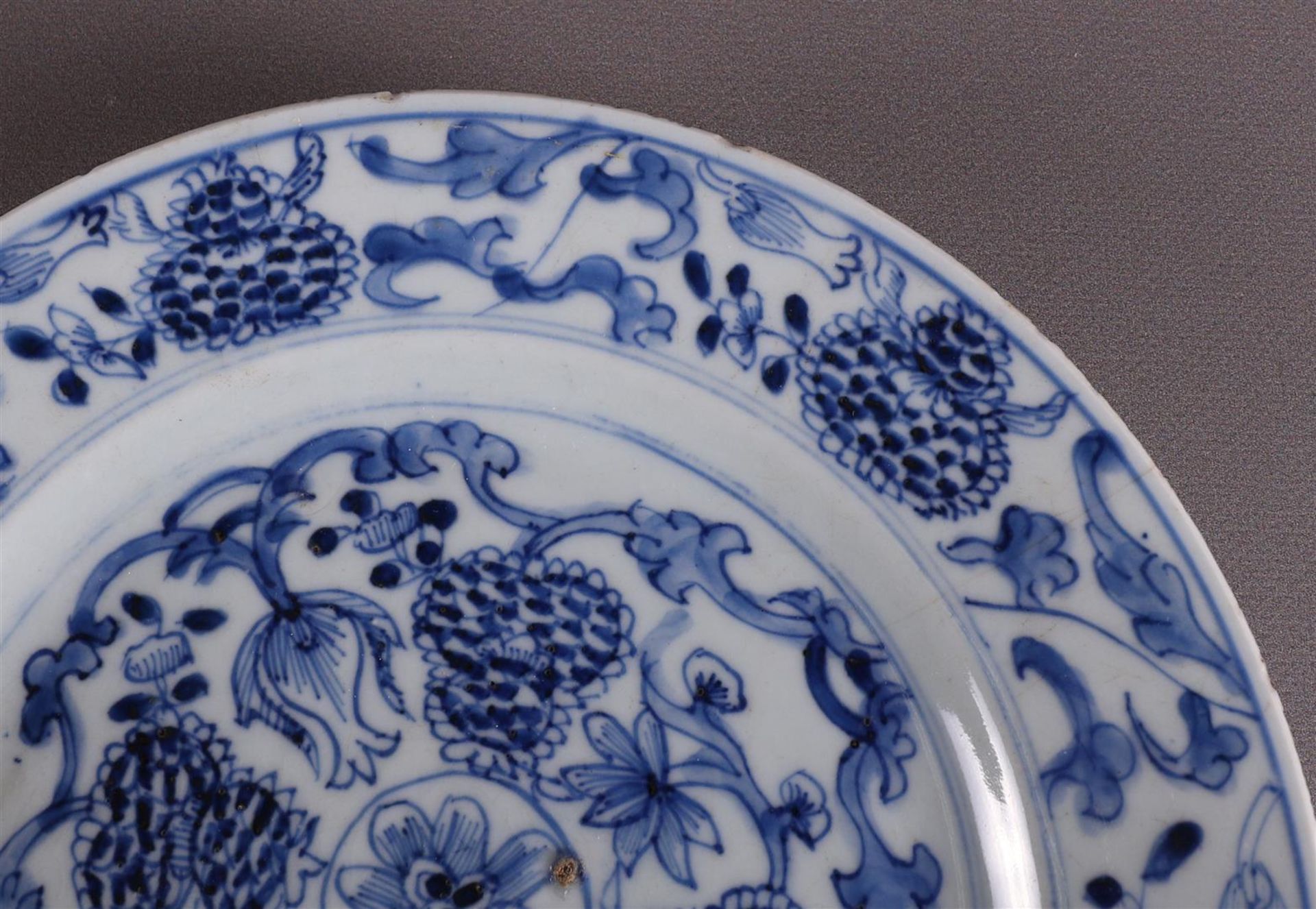 Two various blue/white porcelain plates, China, 18th century. Blue underglaze floral decoration on - Bild 10 aus 11