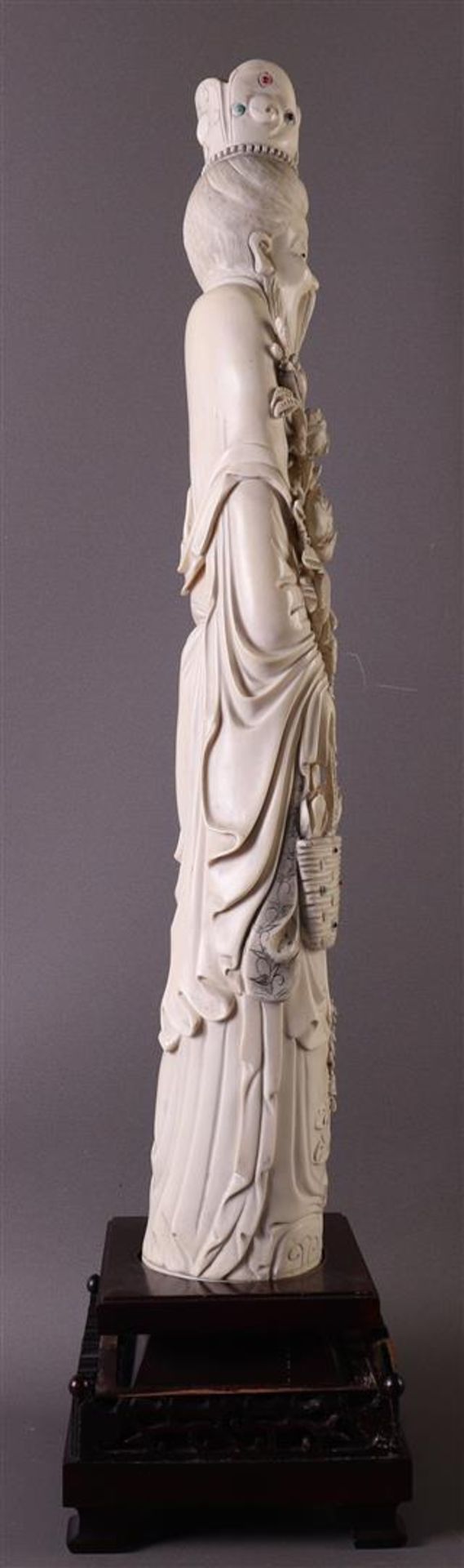 A carved ivory emperor and empress, China, Xuantong (1909-1911), h53 cm, 3227 grams, signed on the - Bild 23 aus 25