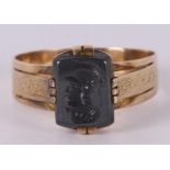 A 14 kt 585/1000 gold ring with a carved onyx, early 20th century. Ring size 20.5 mm.