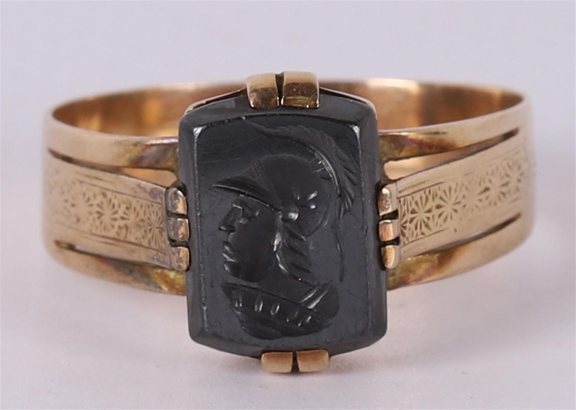 A 14 kt 585/1000 gold ring with a carved onyx, early 20th century. Ring size 20.5 mm.