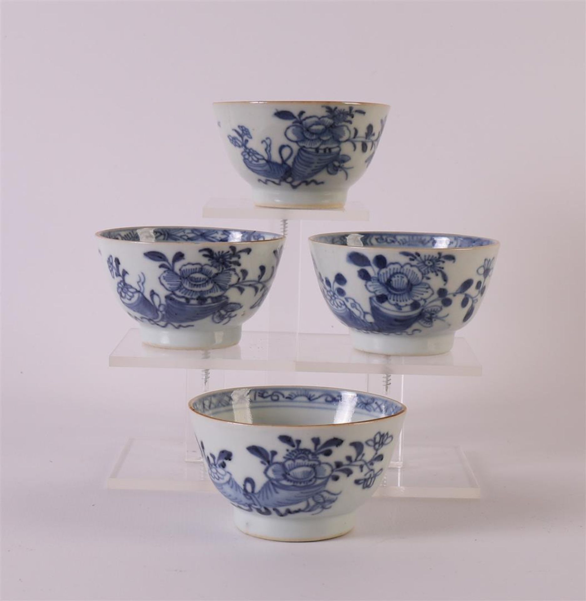 Four blue/white porcelain bowls, China, Kangxi, around 1700. Blue underglaze floral decor, marked