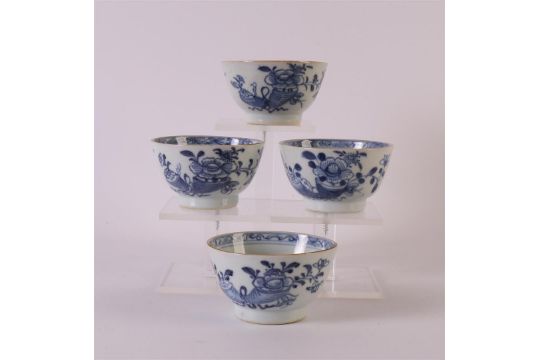 Four blue/white porcelain bowls, China, Kangxi, around 1700. Blue underglaze floral decor, marked - Bild 1 aus 14