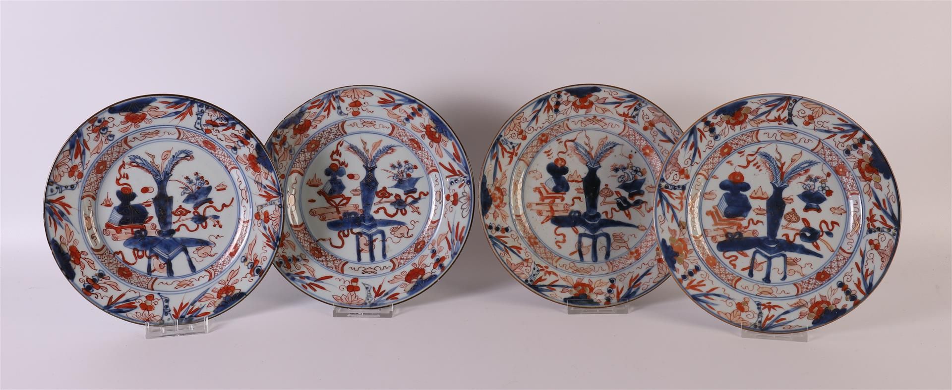 A series of four porcelain Chinese Imari plates, China, Kangxi, around 1700. Blue/red, partly gold