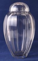 A faceted crystal shaker, Bohemia, possibly Moser, 20th century, h 25.5 cm, tot. 2x.