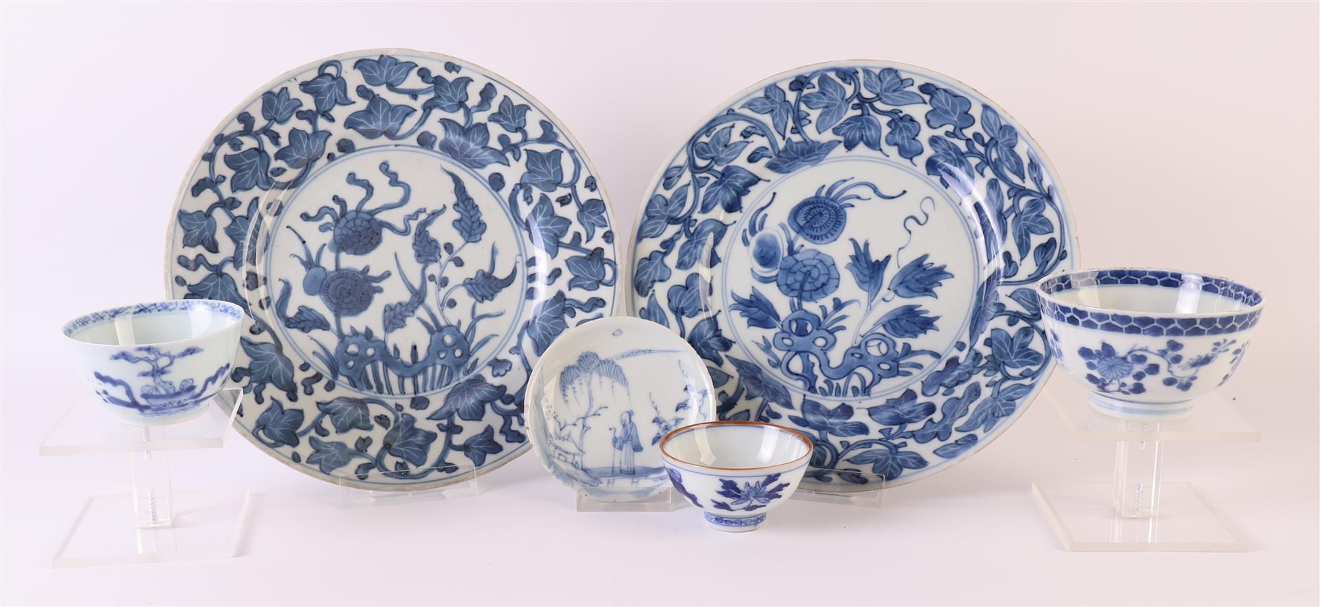 Two blue/white porcelain plates, China, Kangxi, around 1700. Blue underglaze floral decor, Ø 21