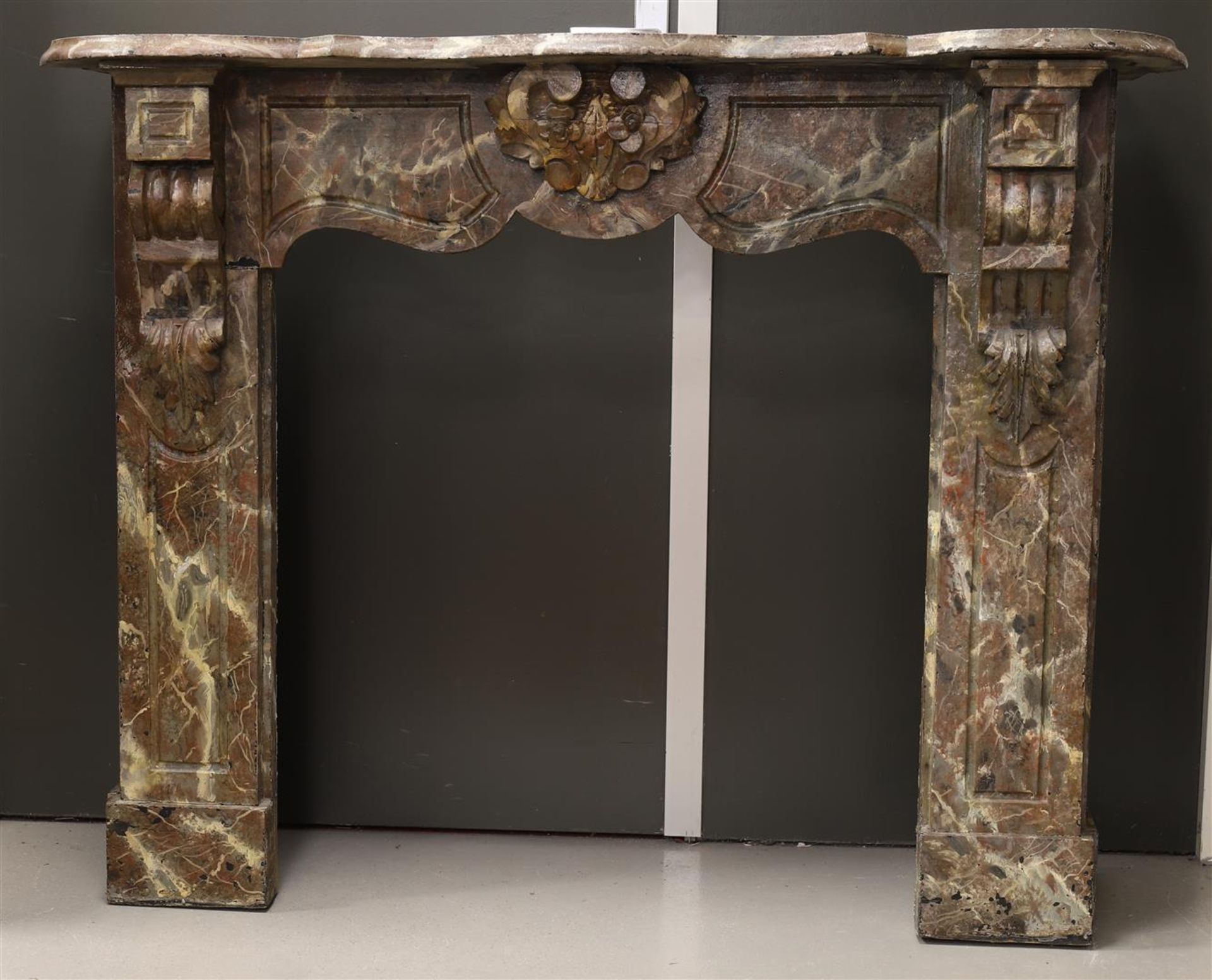 A marbled wooden mantelpiece, Louis WV style, Holland 19th century, h 104 x w 129 x d 44 cm.