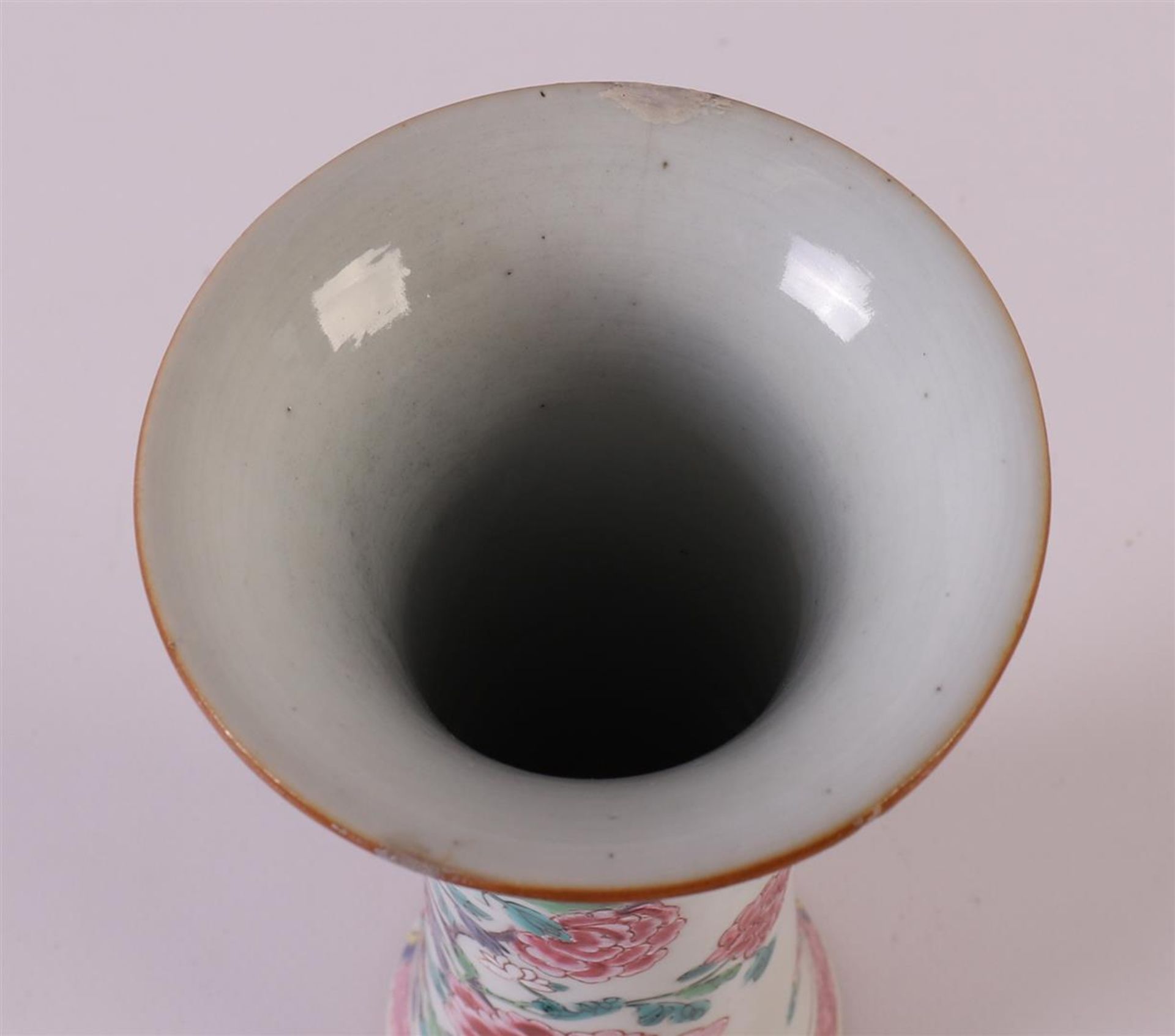 A trumpet-shaped porcelain famille rose vase, China, 18th century. Polychrome decor of birds and - Bild 7 aus 8