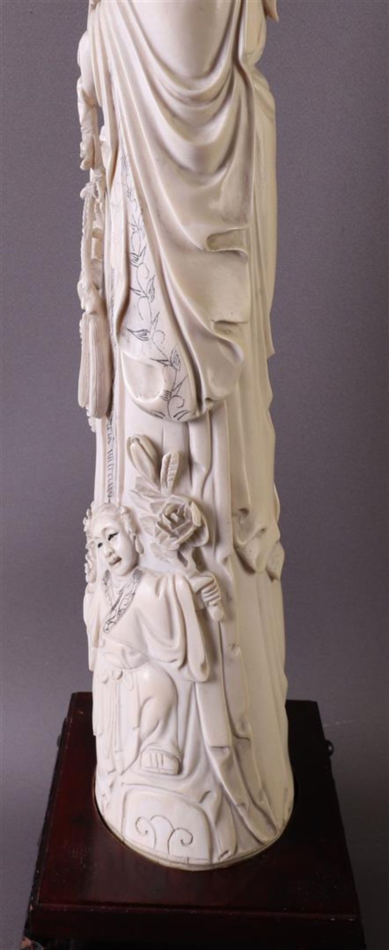 A carved ivory emperor and empress, China, Xuantong (1909-1911), h53 cm, 3227 grams, signed on the - Image 19 of 25