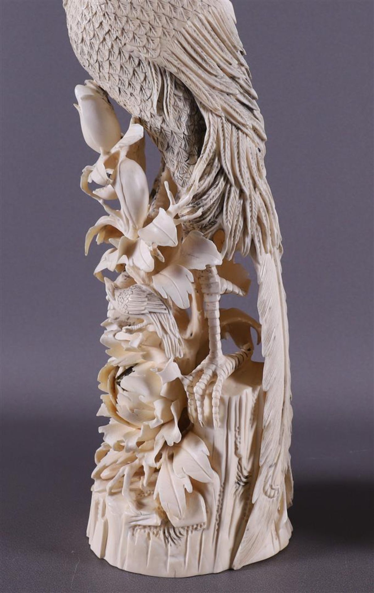 A pair of carved ivory phoenixes resting on tree stumps with lotus flowers and a bird with a lotus - Bild 12 aus 22